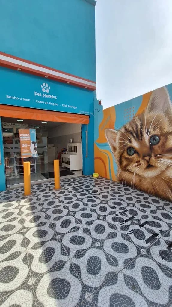 Entrada da Pet Martins com o mural de um gato