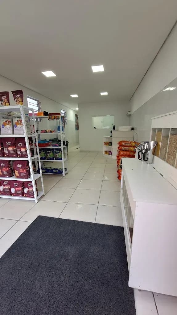 Corredor da loja com prateleiras de ração