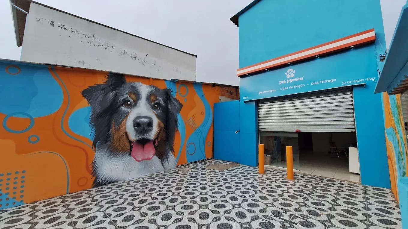 Fachada da Pet Martins com o mural de um cachorro pintado na parede