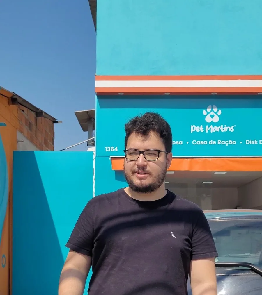 Welington, fundador da Petisco, em frente à Pet Martins